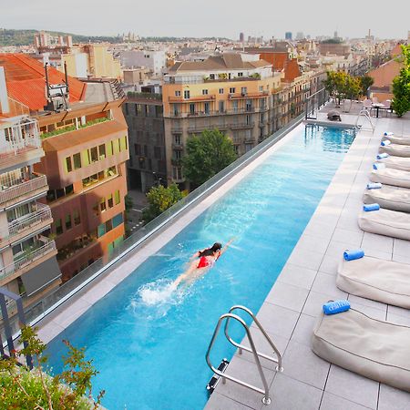 올라 에이샴플라 호텔 바르셀로나 외부 사진 The hotel's rooftop pool