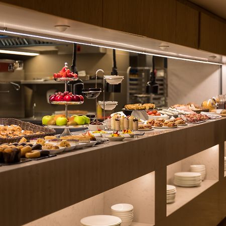 올라 에이샴플라 호텔 바르셀로나 외부 사진 A buffet at a hotel
