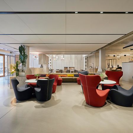 올라 에이샴플라 호텔 바르셀로나 외부 사진 The lounge at the airport