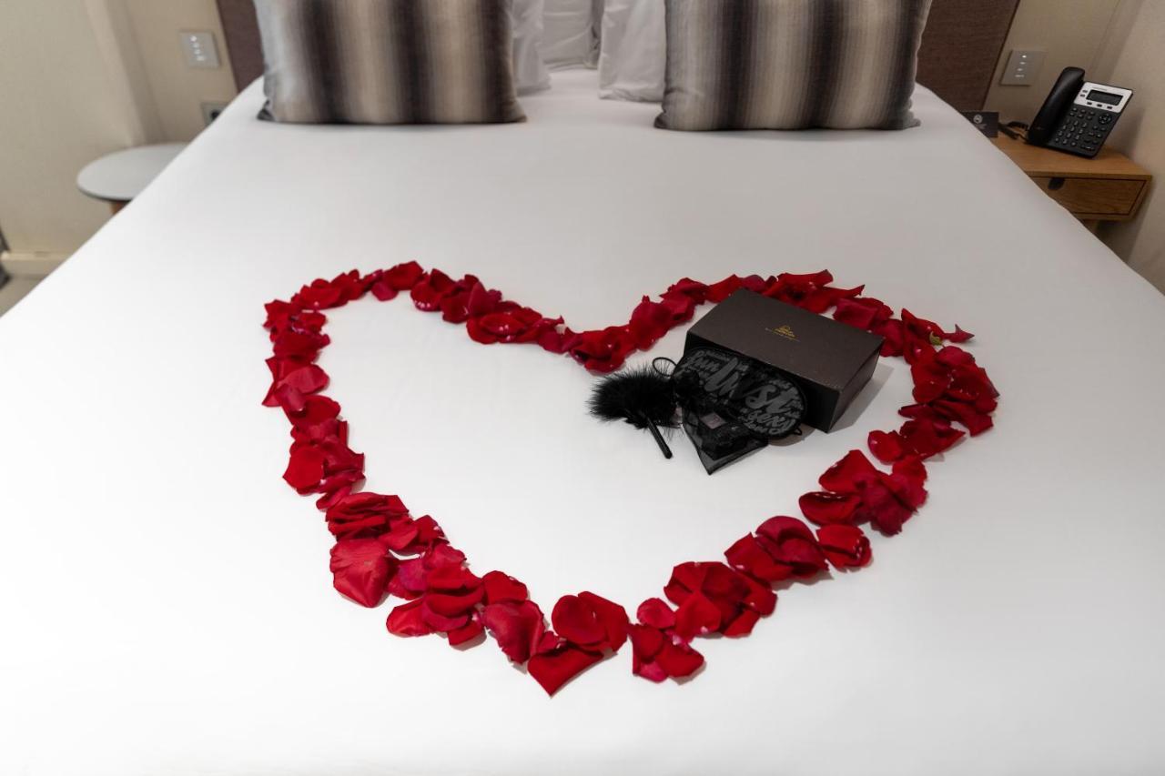 올라 에이샴플라 호텔 바르셀로나 외부 사진 A heart made of rose petals
