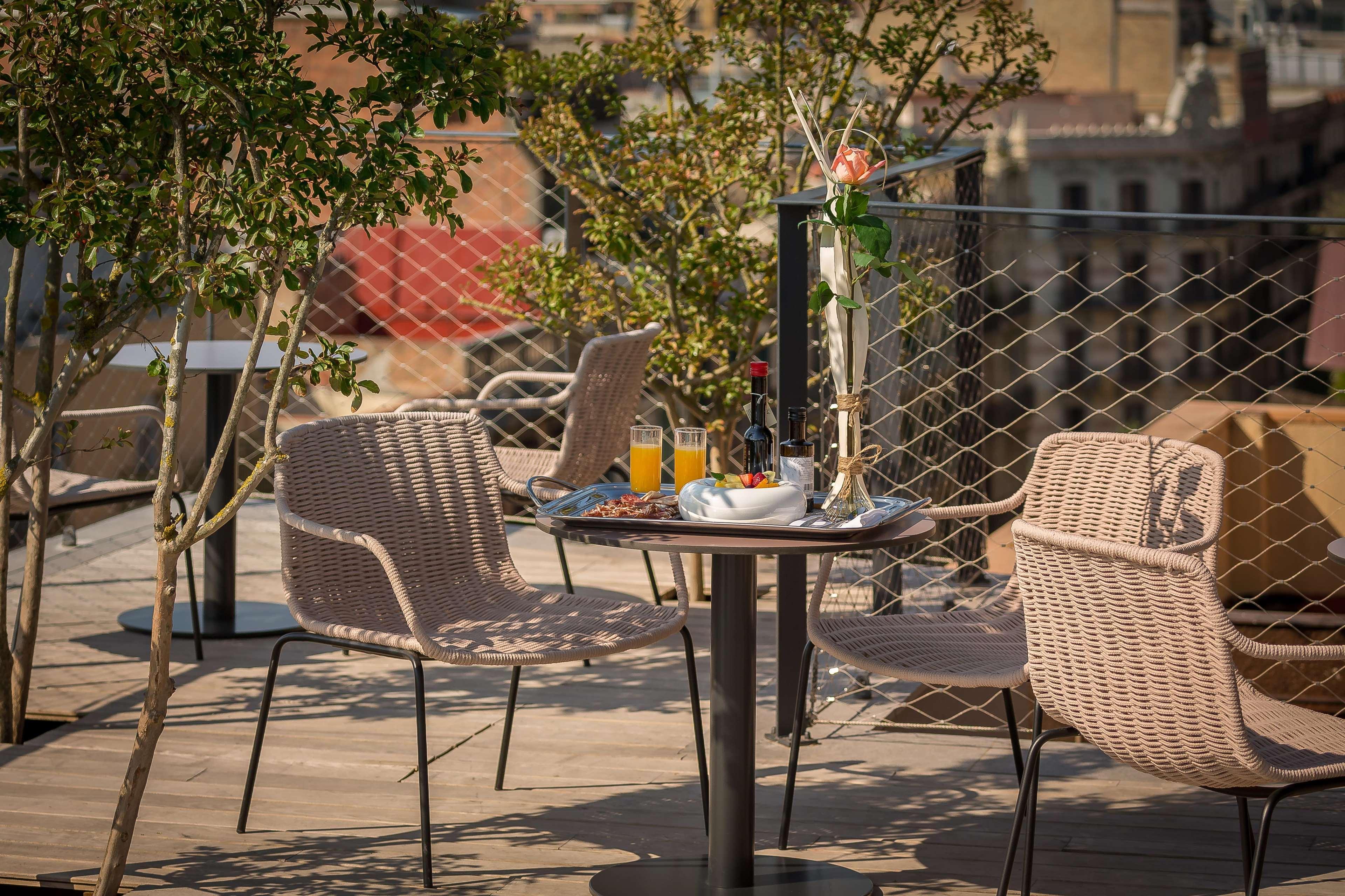 올라 에이샴플라 호텔 바르셀로나 외부 사진 The rooftop terrace
