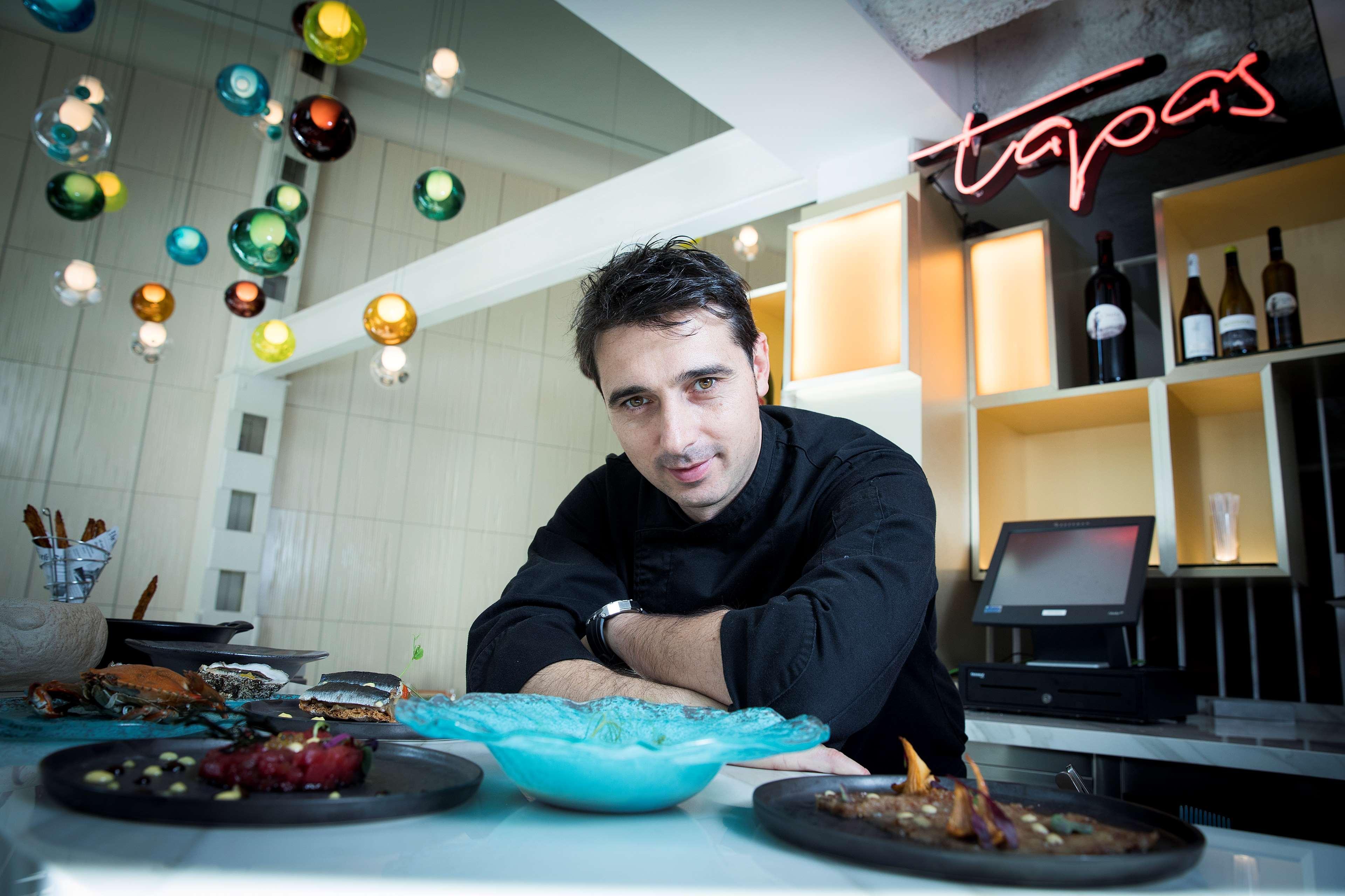 올라 에이샴플라 호텔 바르셀로나 외부 사진 Chef and owner of Tapas 24, Juan Carlos Martín