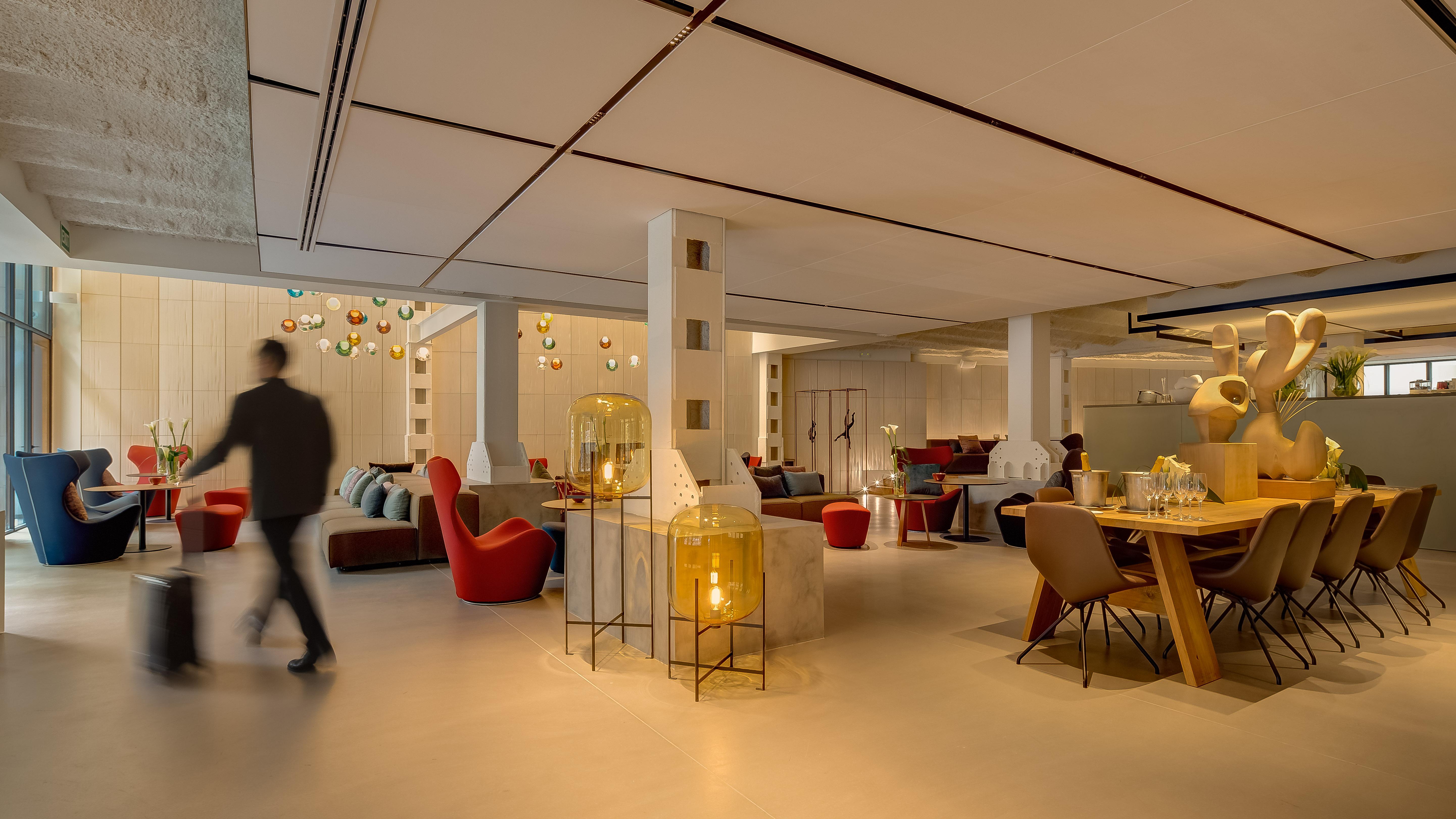 올라 에이샴플라 호텔 바르셀로나 외부 사진 The lounge at the airport