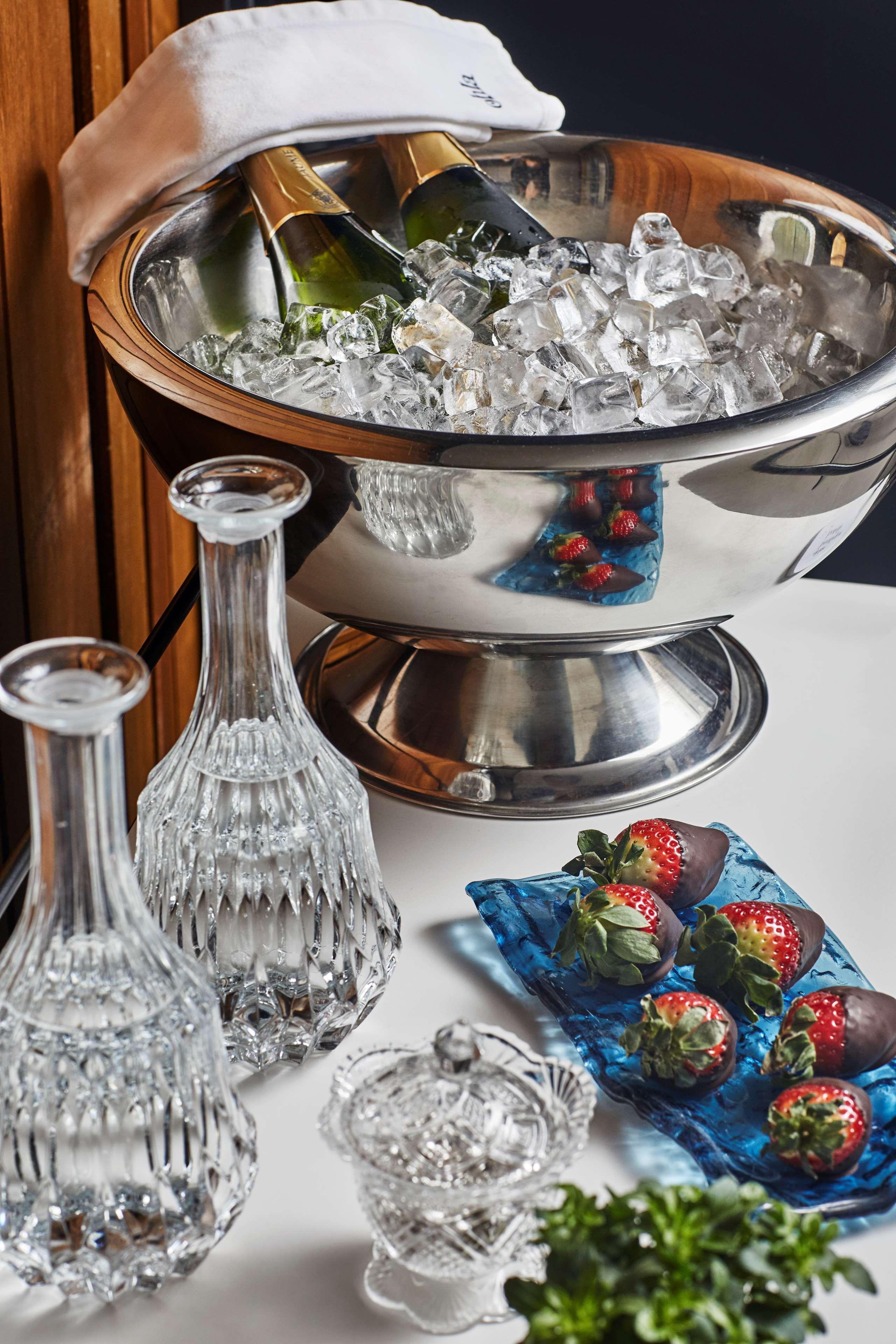 올라 에이샴플라 호텔 바르셀로나 외부 사진 A punch bowl