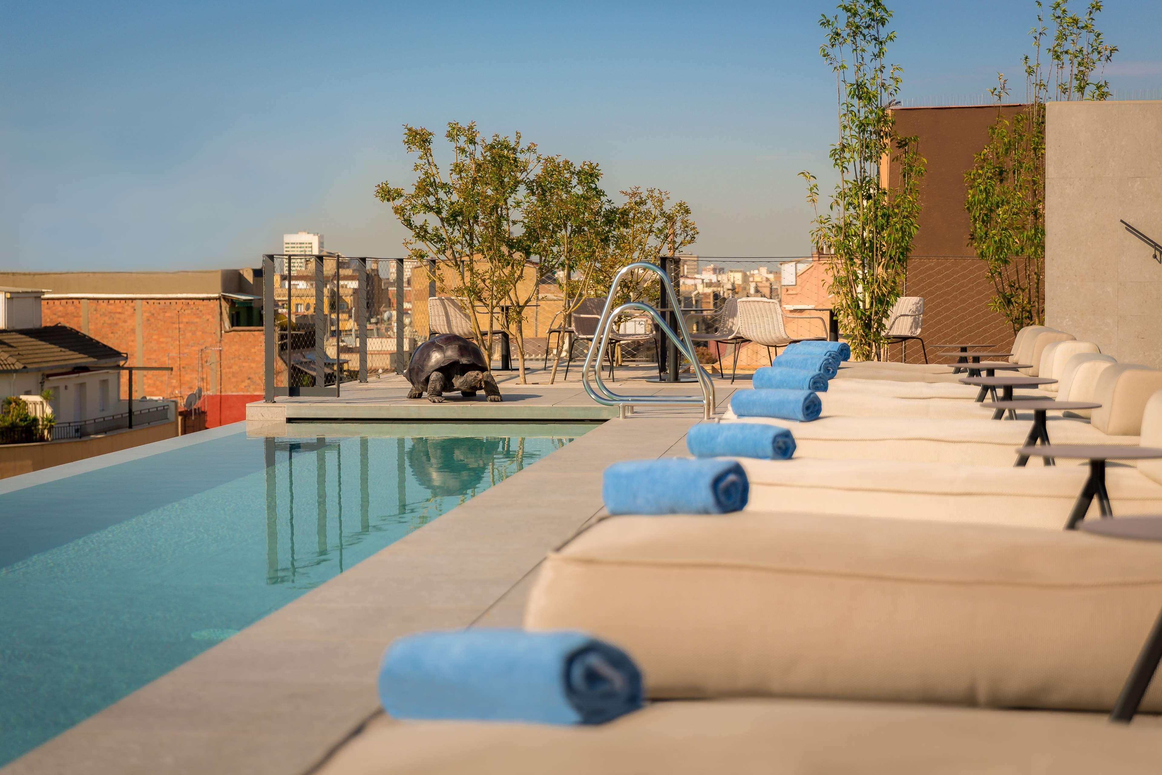 올라 에이샴플라 호텔 바르셀로나 외부 사진 The hotel's rooftop pool