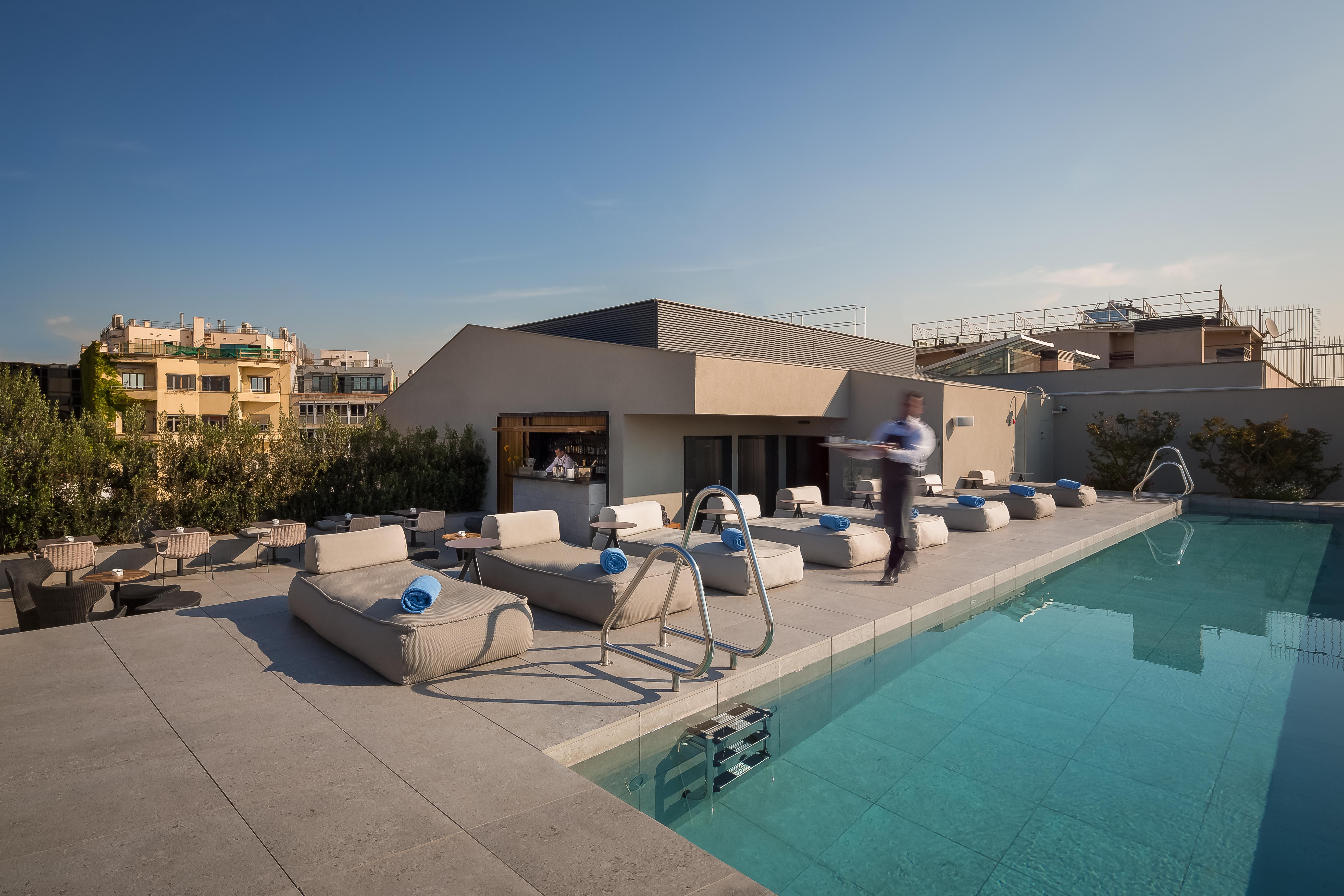 올라 에이샴플라 호텔 바르셀로나 외부 사진 The hotel's rooftop pool
