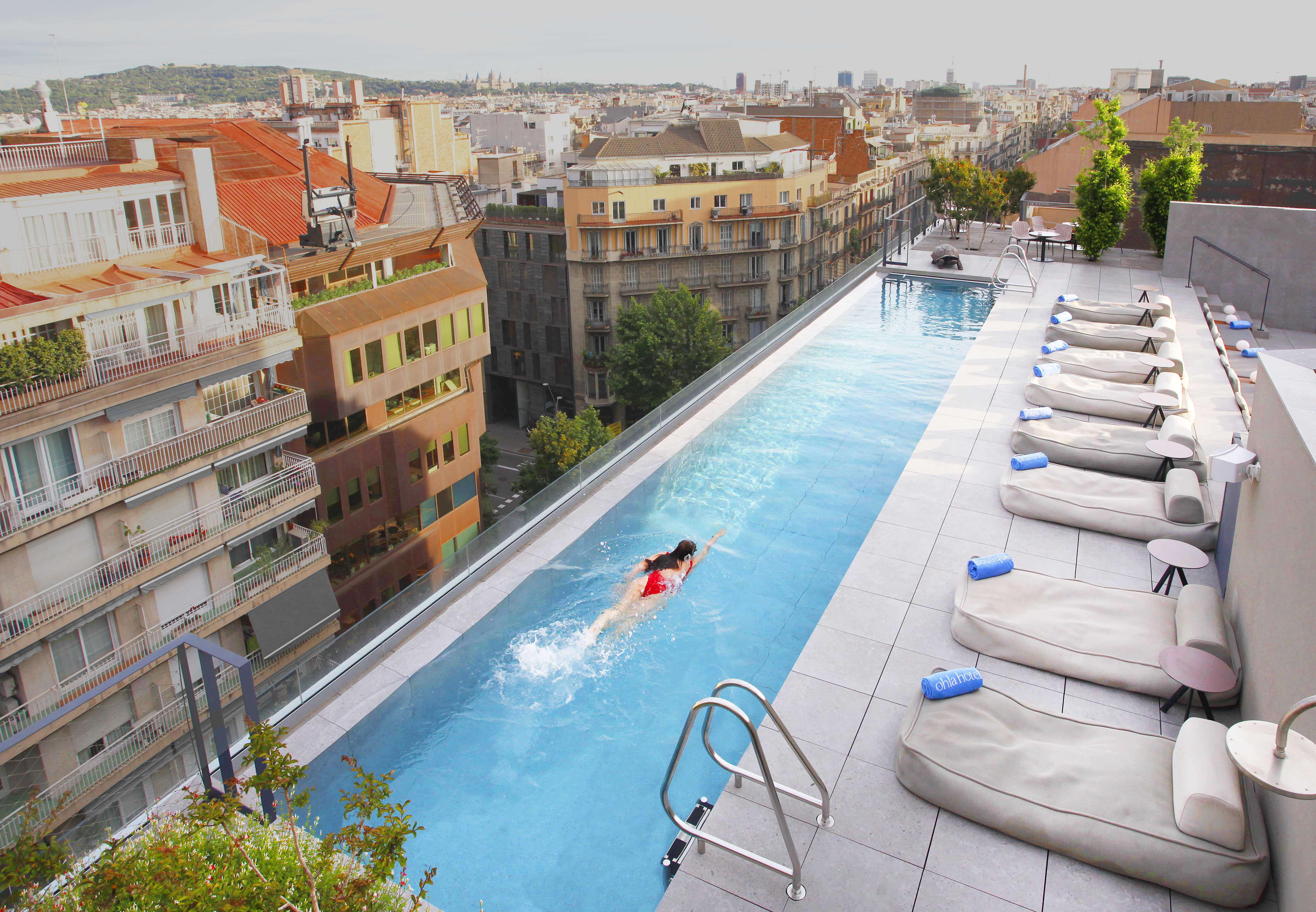 올라 에이샴플라 호텔 바르셀로나 외부 사진 The hotel's rooftop pool