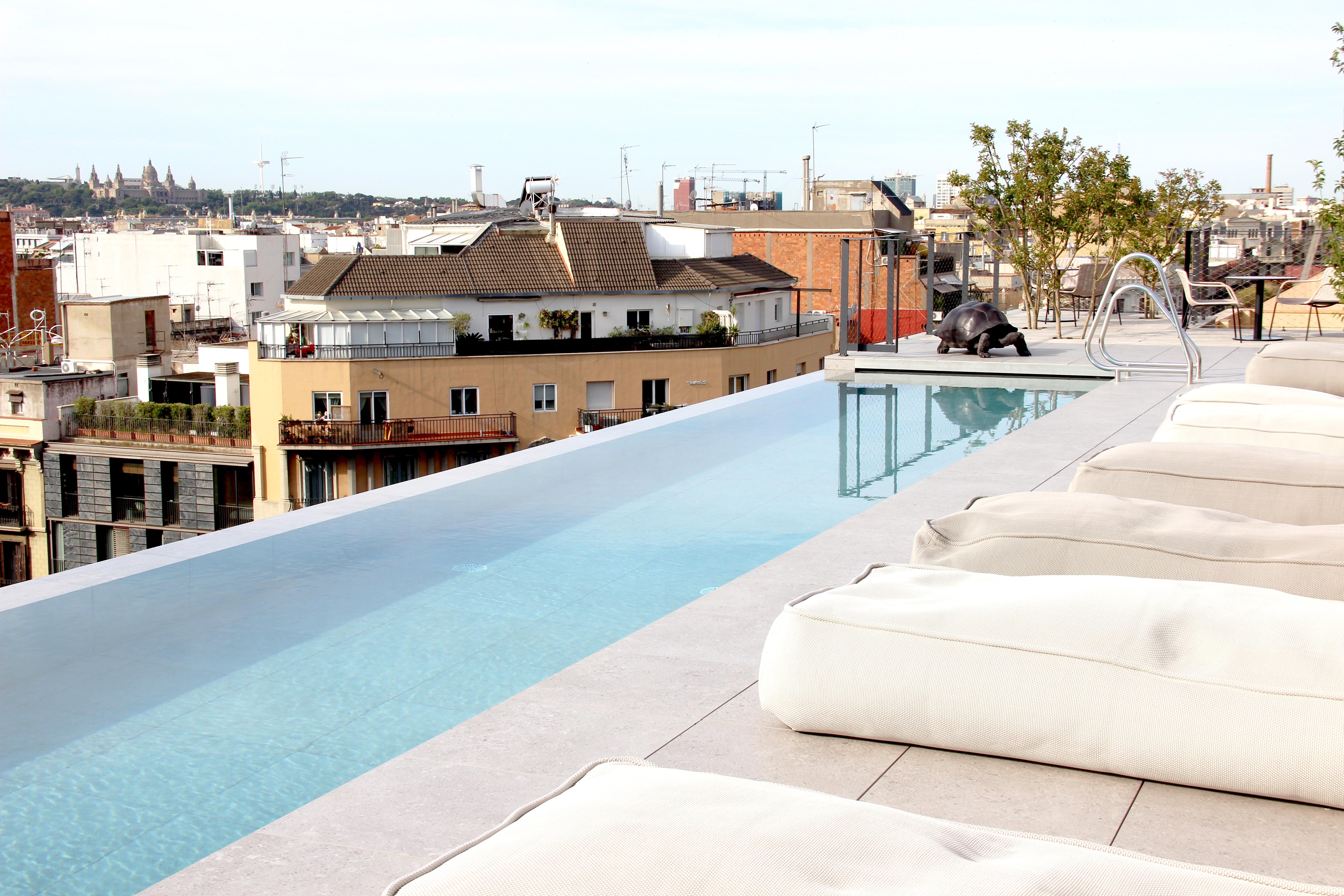 올라 에이샴플라 호텔 바르셀로나 외부 사진 Rooftop pool at the Hotel W Barcelona