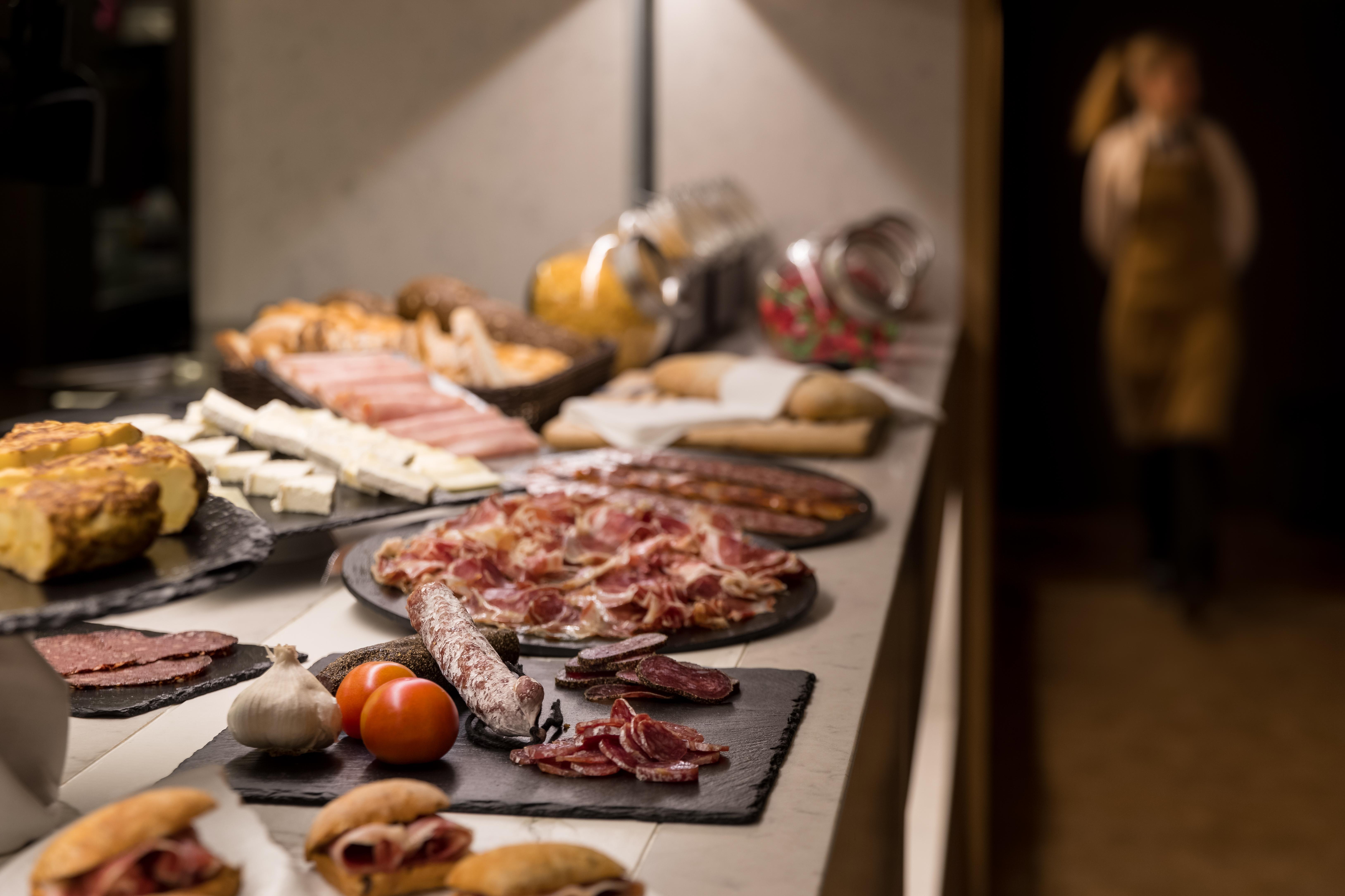 올라 에이샴플라 호텔 바르셀로나 외부 사진 A buffet at a hotel