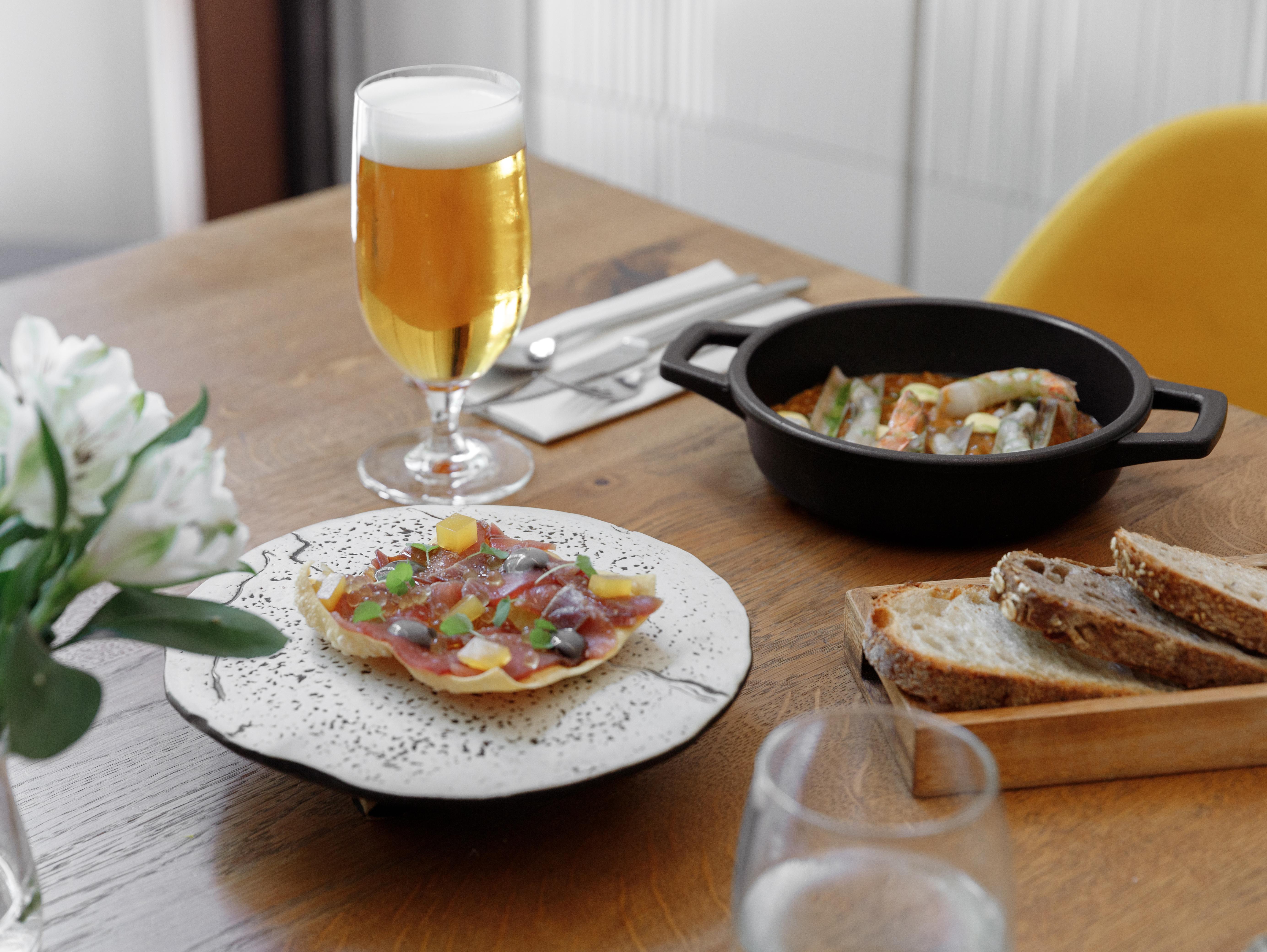 올라 에이샴플라 호텔 바르셀로나 외부 사진 A typical meal at a tapas bar