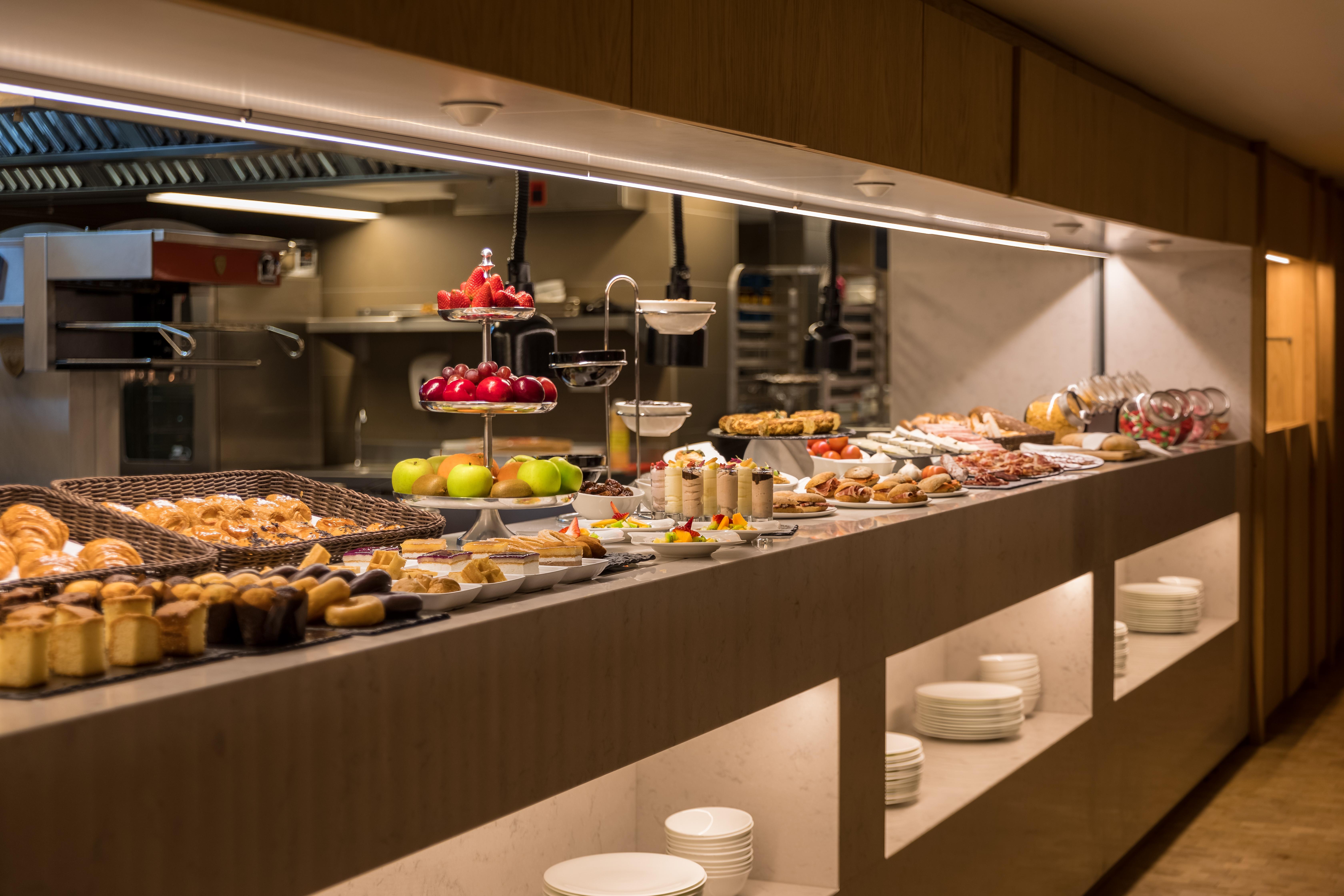 올라 에이샴플라 호텔 바르셀로나 외부 사진 A buffet at a hotel