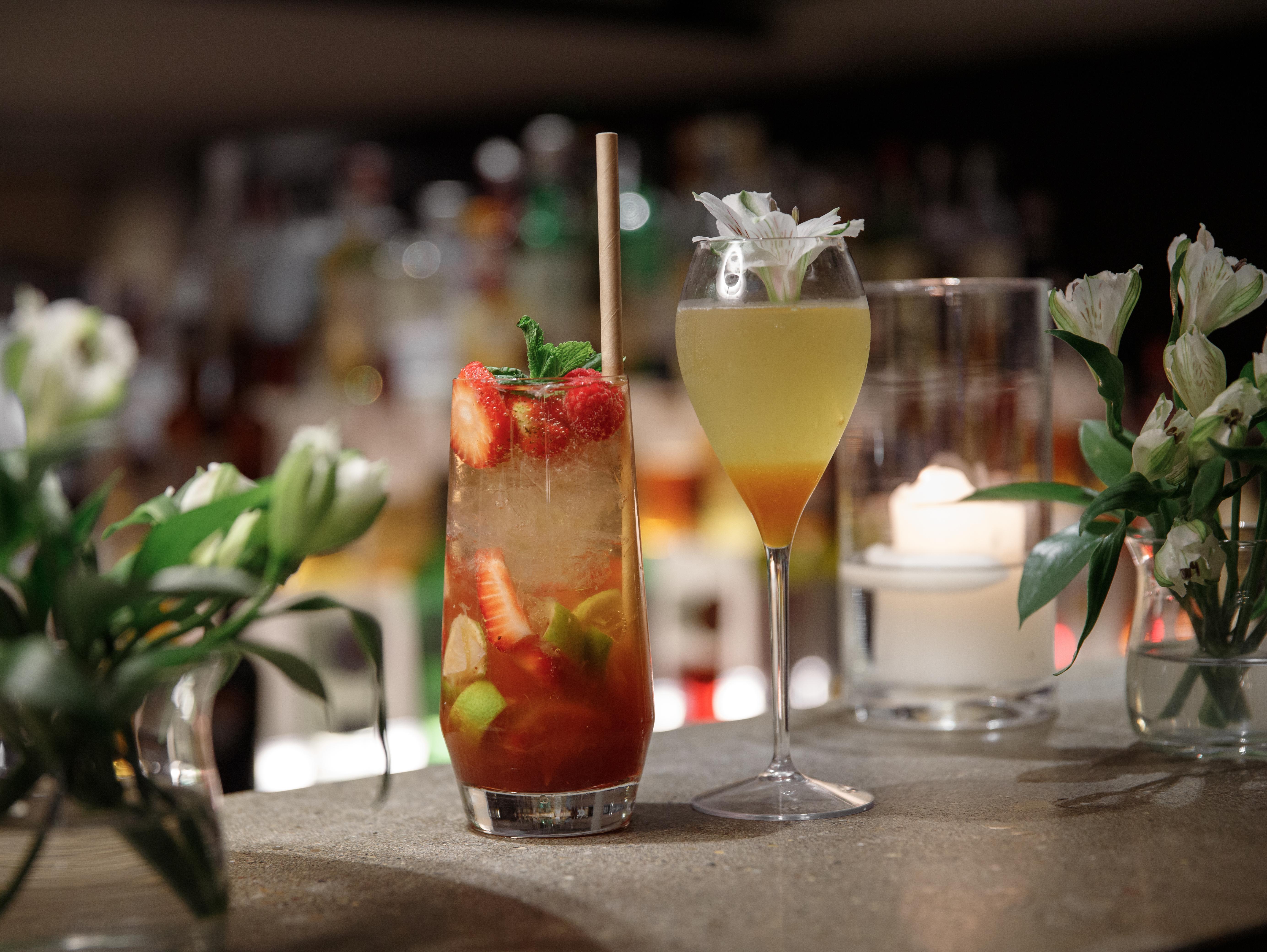올라 에이샴플라 호텔 바르셀로나 외부 사진 A strawberry bellini (left)